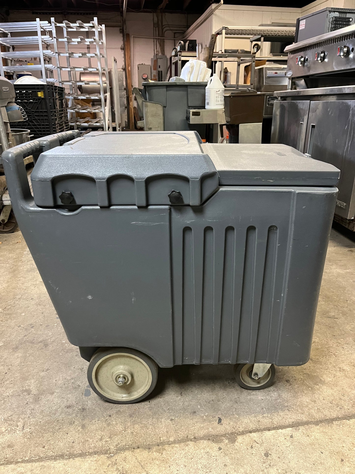Mobile Ice Caddy | Winco